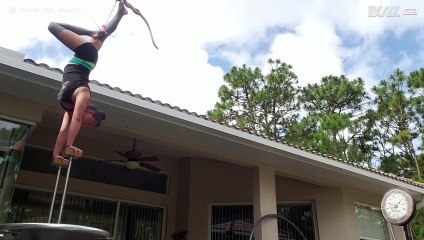 Mulher pratica arco e flecha com os pés