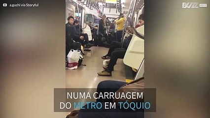 Músicos tocam trombone no metrô de Tóquio