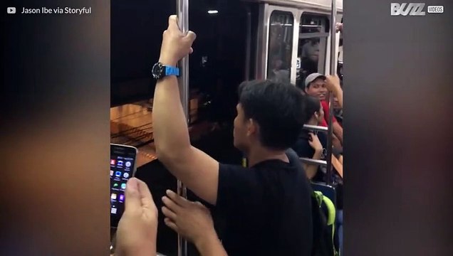 Pânico no metrô: portas não fecham ao sair da estação!