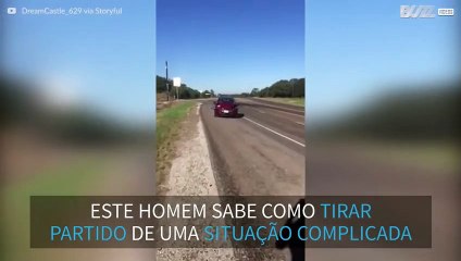 Homem cria música com buzina de carro acidentado