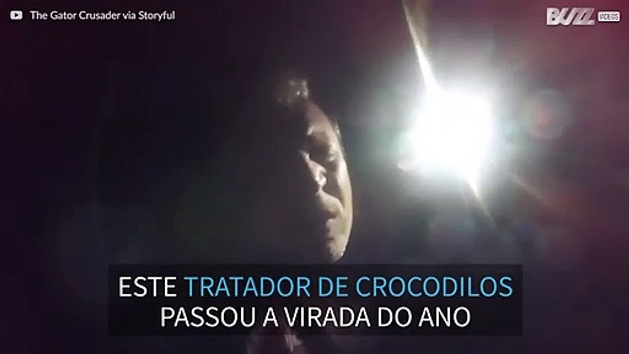 Homem canta para acalmar crocodilos no ano novo