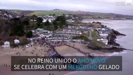 Centenas mergulham no mar do Reino Unido no Ano Novo