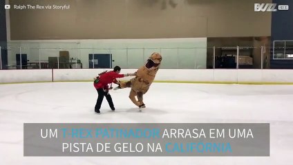 T-Rex patinador faz acrobacias em uma pista de gelo na Califórnia