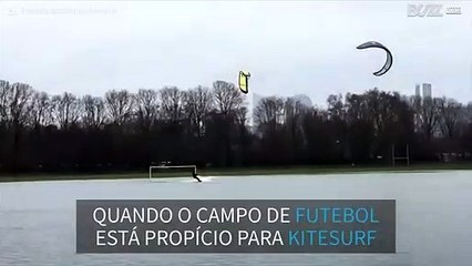 Kitesurfers se divertem em campo de futebol inundado na França