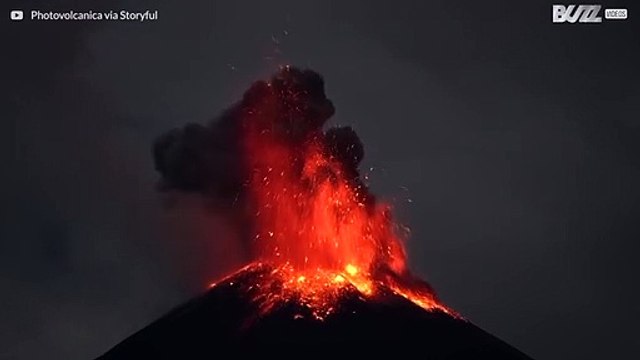 Vídeo mostra erupções noturnas espetaculares do vulcão Reventador