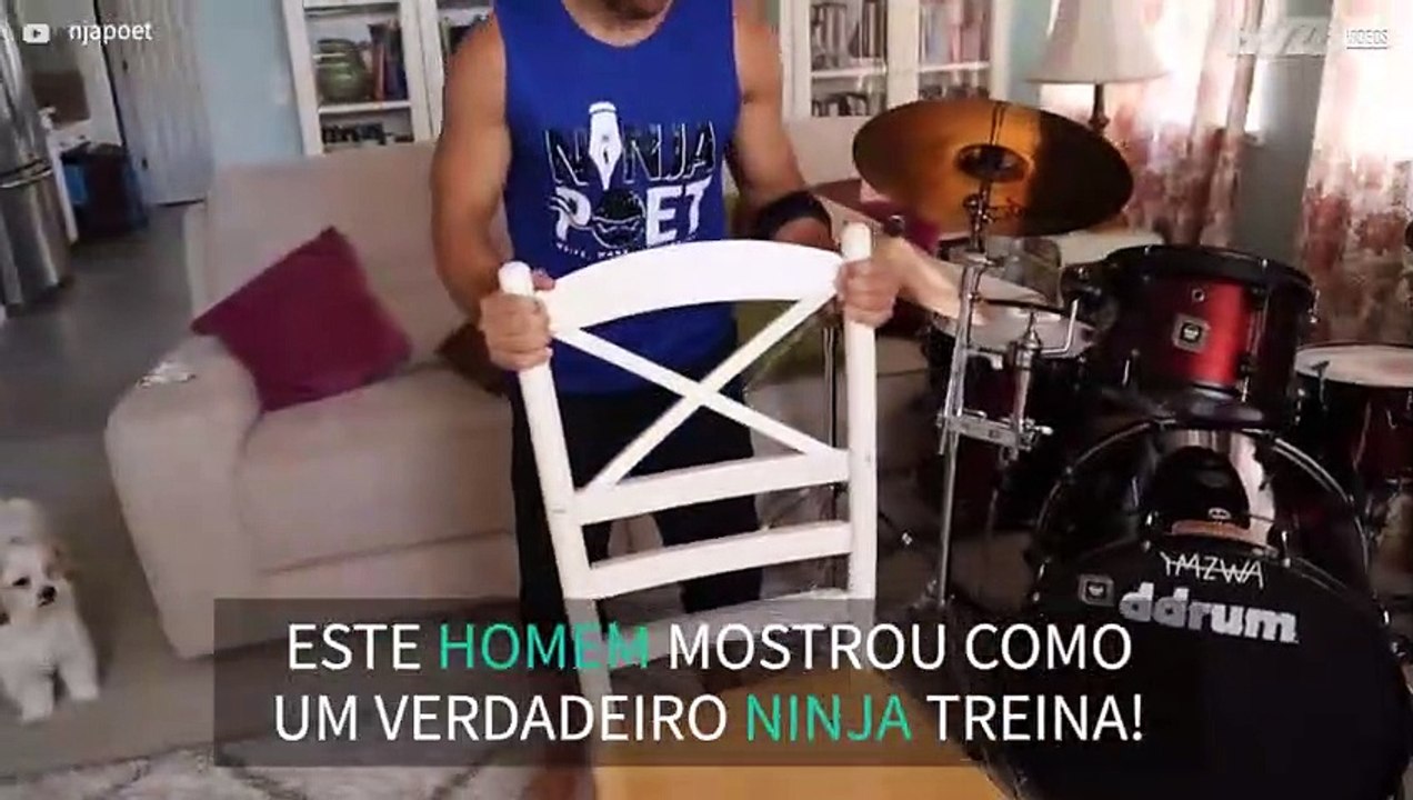 Incrivel performance de flexões no ar entre 4 cadeiras - 1