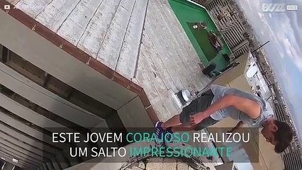 Jovem faz mortal em telhado de prédio