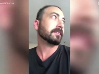Homem tenta brincar com aranha e leva susto