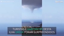 Ilha grega surpreendida com tromba de água