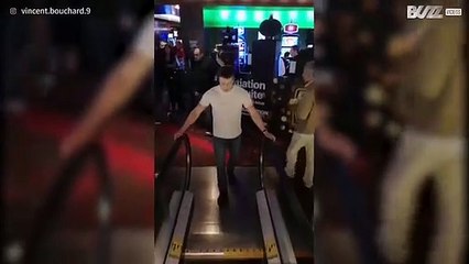 Uma forma peculiar de subir umas escadas rolantes