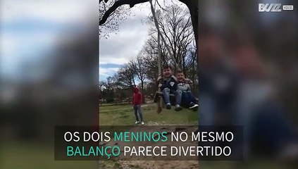 Duas crianças no mesmo balanço não é uma boa ideia!