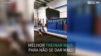 Homem tenta impressionar em salto elaborado e se dá mal!