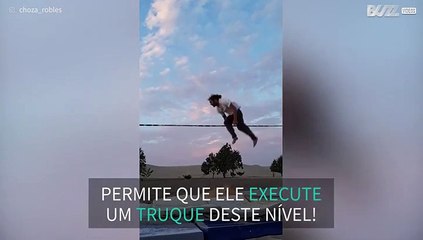 Profissional de slackline executa o truque mais difícil de todos