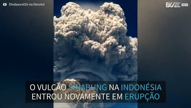 Nuvem de fumaça gigante surge após erupção de vulcão na Indonésia