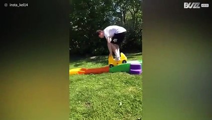 Adolescente aprende a não usar os brinquedos dos irmãos