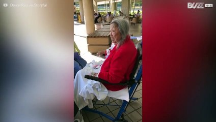 Cantora realiza concerto privado num hospital no Havai