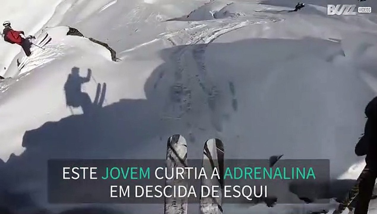 Jovem se embola com neve em descida de esqui