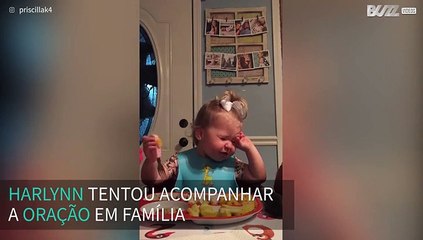 Menina gulosa não resiste e come antes de terminar a oração