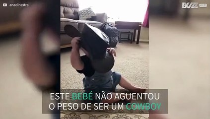 Bebê não aguenta peso de ser um cowboy