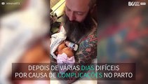 Pai se emociona ao segurar bebê pela primeira vez