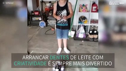 Criança arranca dente de leite com carro telecomandado