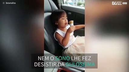 Menina luta contra o sono, mas não deixa de tomar sorvete!