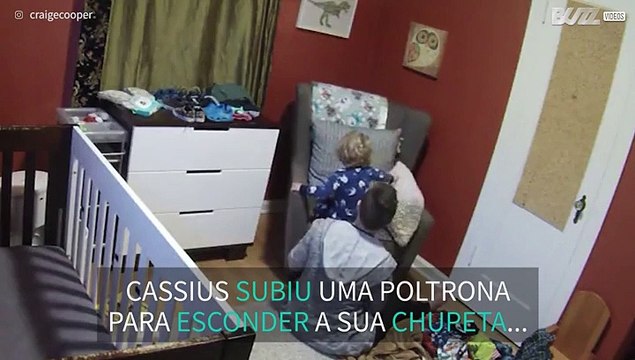 Criança leva tombo hilário ao tentar esconder sua chupeta