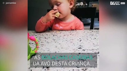 Esta menina não sabe se quer dormir ou comer!