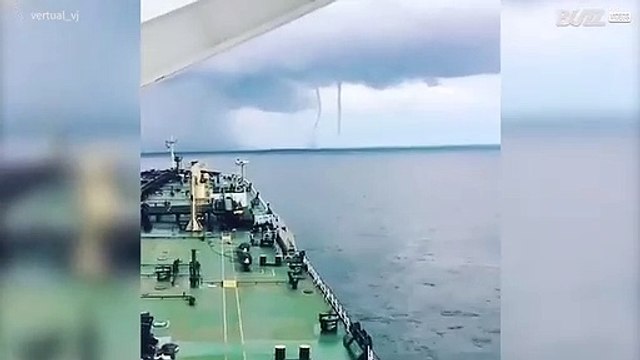 Índia registra duas trombas d'água simultâneas impressionantes!