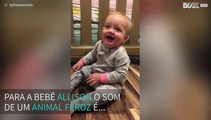 Bebê se diverte sempre que é assustado