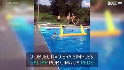 Saltos para a piscina acabam com queda épica!