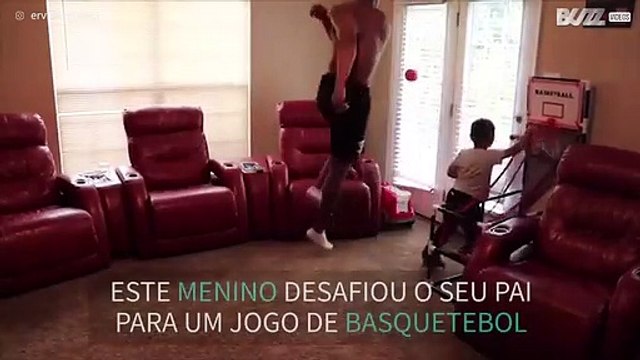Ex quarterback destroi filho em jogo de basquetebol