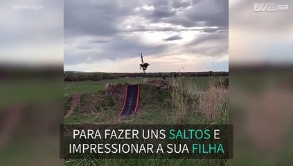 Ciclista aproveita viagem de família para fazer uns saltos