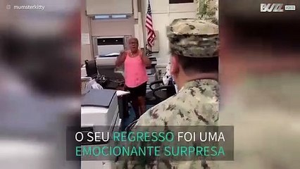 Mulher militar surpreende mãe após um ano fora