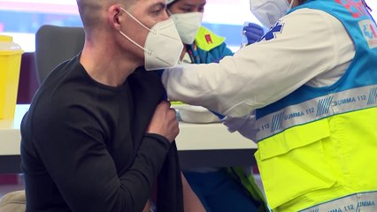 España suspende "por precaución" la administración de la vacuna de AstraZeneca