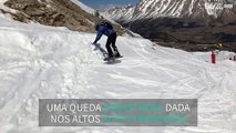 Esquiador cai na neve como uma raposa