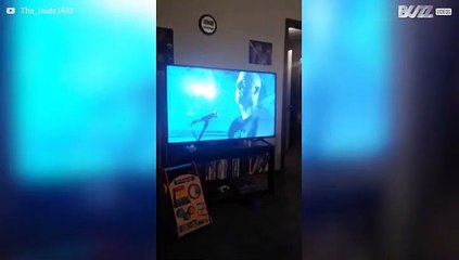 Bebé adora ouvir Metal!