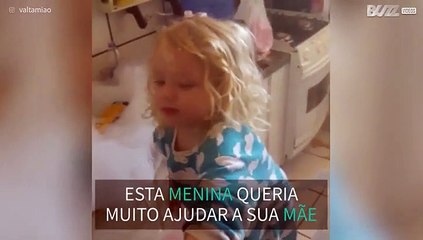 Menina tenta ajudar a mãe a lavar louça