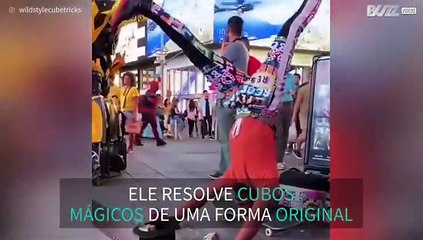 Homem resolve dois cubos mágicos plantando bananeira em um skate!