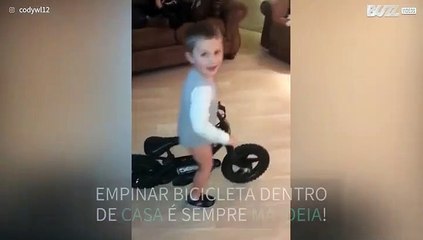 Menino empina bicicleta dentro de casa e acaba mal!