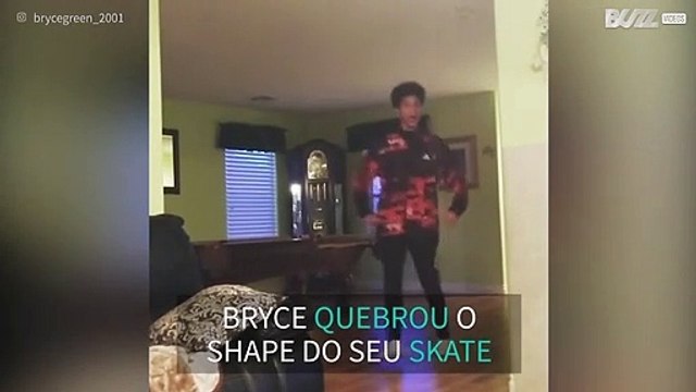 Jovem modelo mostra como usar skate quebrado