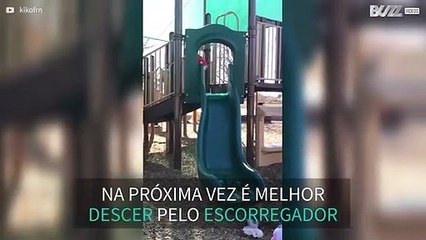 Escorregador ou escada? Esta menina tomou a decisão errada!