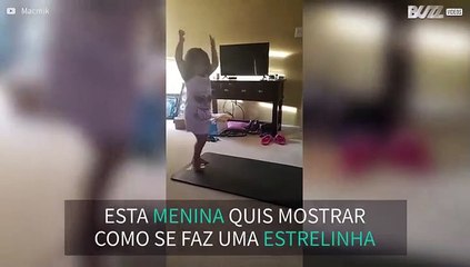 Menina mostra ao seu pai como se faz "estrelinha"