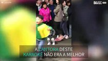 Bebê curte karaokê com dança estilosa