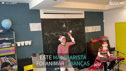 Malabarista anima natal de crianças com espectáculo impressionante