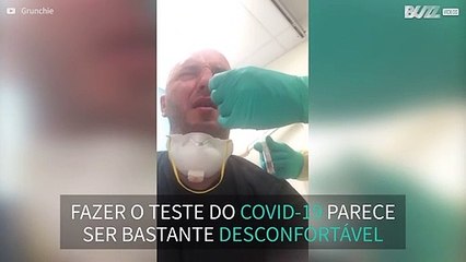 Homem mostra como é feito o teste do Covid-19