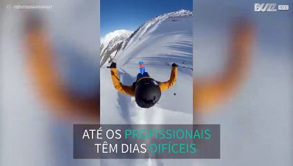Esquiador falha salto mortal com queda impressionante