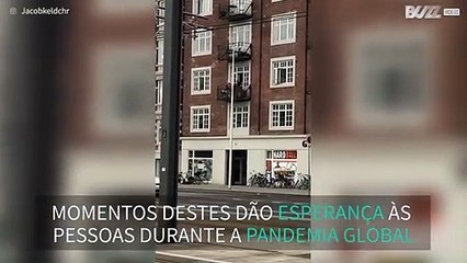 Emocionante momento de morador a tocar trompete na varanda