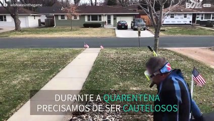 "Mergulhador" sai à rua para colocar o lixo durante quarentena