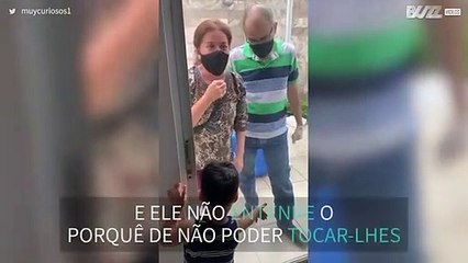 Menino faz de tudo para abraçar os avós!